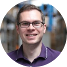 Muž v brýlích a fialové košili