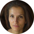 Žena s tmavými vlasy